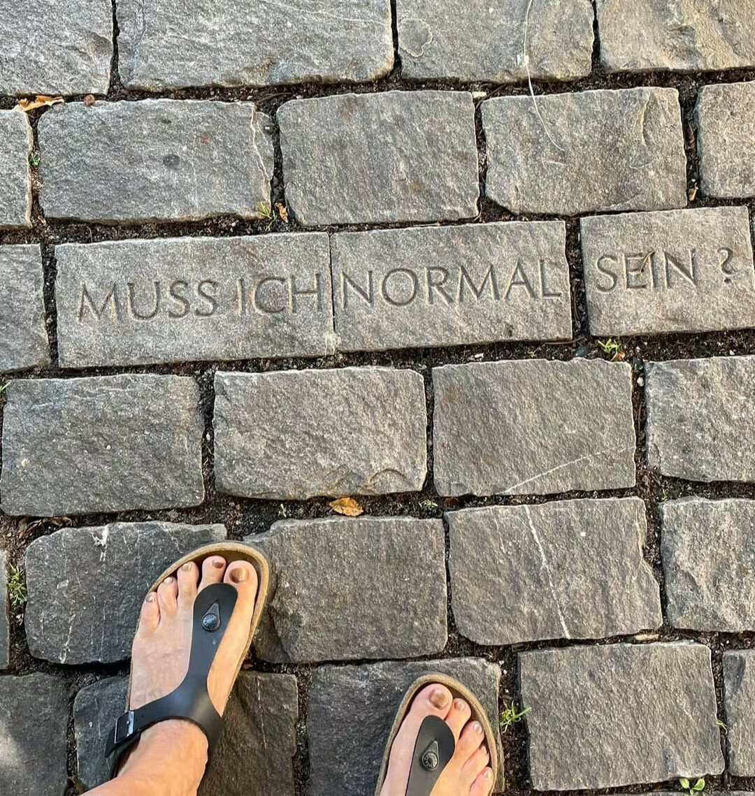 Füsse auf Pflasterseine